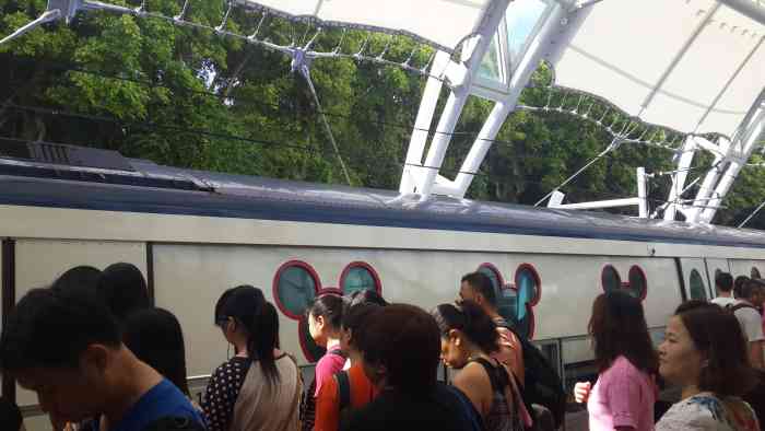 香港迪士尼乐园铁路-"这是一辆怀旧的蒸汽火车,坐上去,可以慢慢.