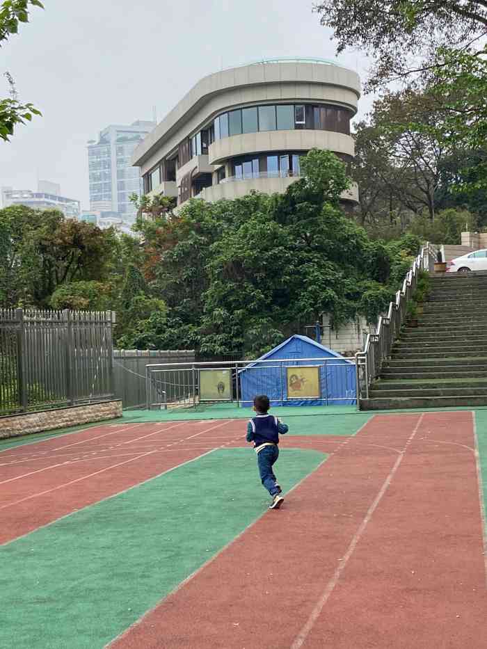 两路口小学-"两路口小学位于渝中区,两路口小学不在.