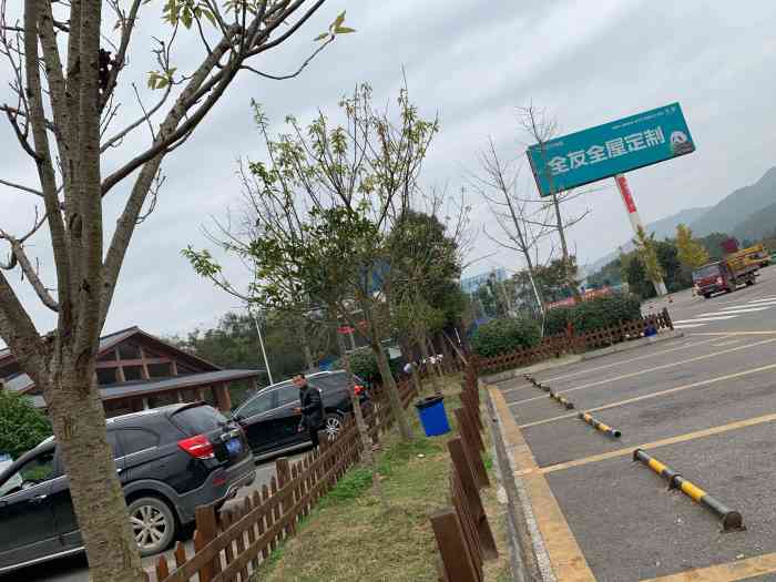 盐亭服务区-停车场-"从阆中回重庆要经过的一个服务区