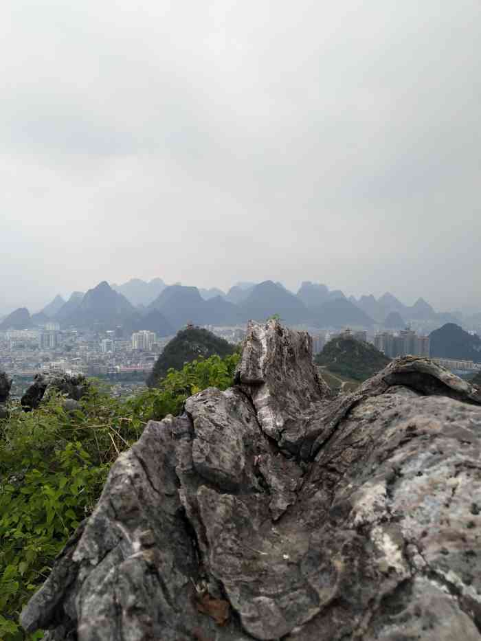 大钟山公园是贺州市区休闲必去地点,周末人很多,停车不是很好方便.