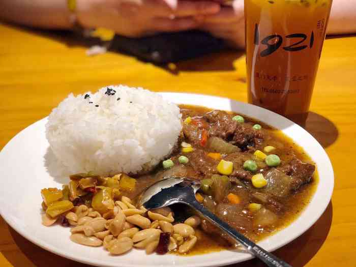 点了「黑椒牛肉饭」和「百香果柠檬茶」,毕竟不是外面商城里的餐饮