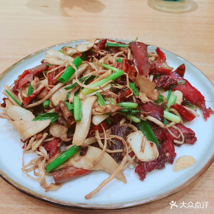 彩云宴·云南菜(凯德公园一号店)野生菌炒牛干巴图片 第1537张