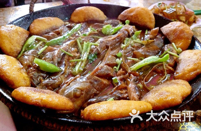 铁锅饼子鱼