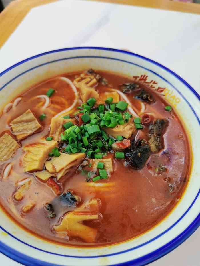俏花旦乌骨土鸡米线馆