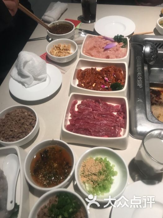 海底捞火锅:这家店男店员很热情。女服务员一