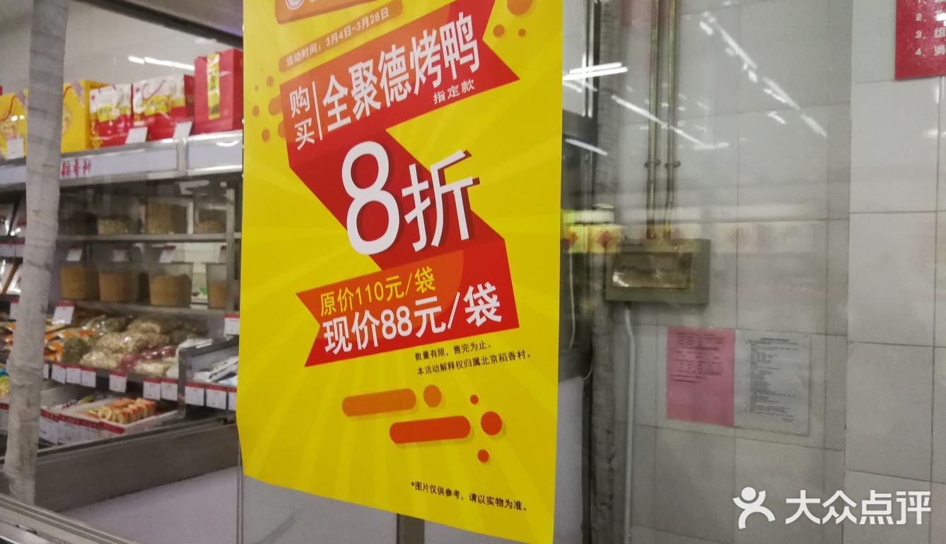 有的女服务员满手涂了各种颜色的指甲看上去还特别脏
