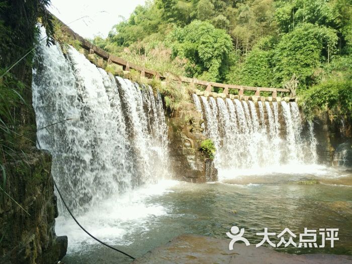 宜宾蜀南竹海七彩飞瀑湖图片 第2张