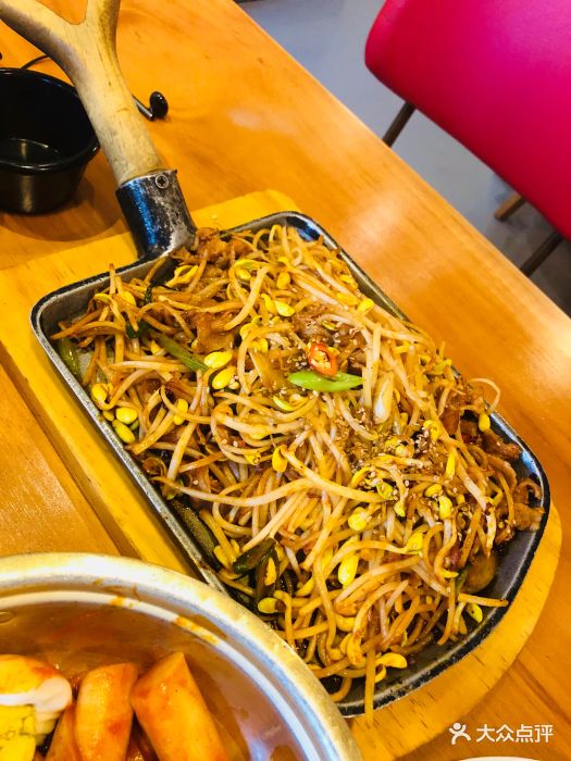 铁锹黄豆芽炒五花肉