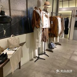 西町村屋setirom(东部新城银泰店) 位于东部银泰城一楼的一家设计师