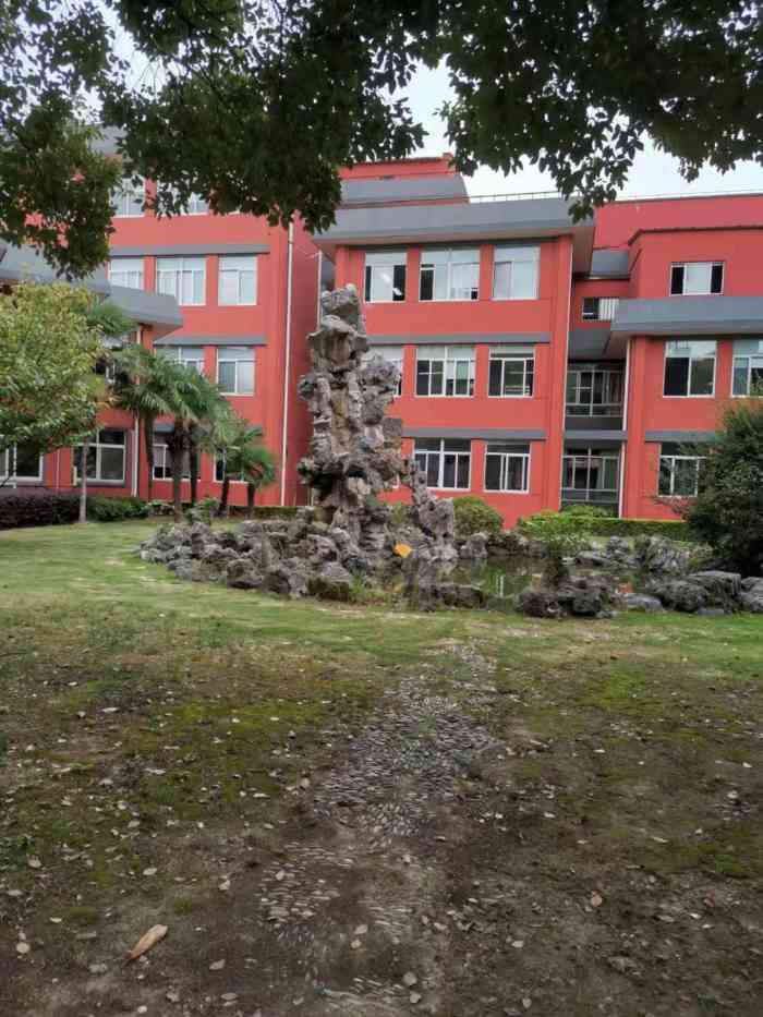 闵行区梅陇中学-"是坐落于镇西路上,与梅陇中心小学,.