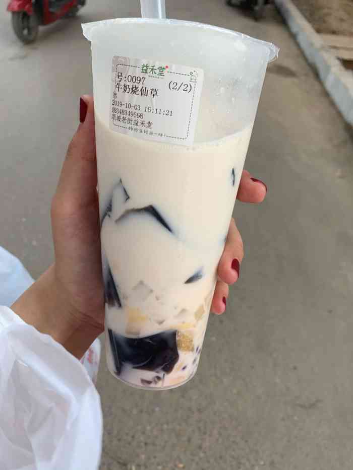 打分   /人 最喜欢牛奶烧仙草了 料超级多 满足