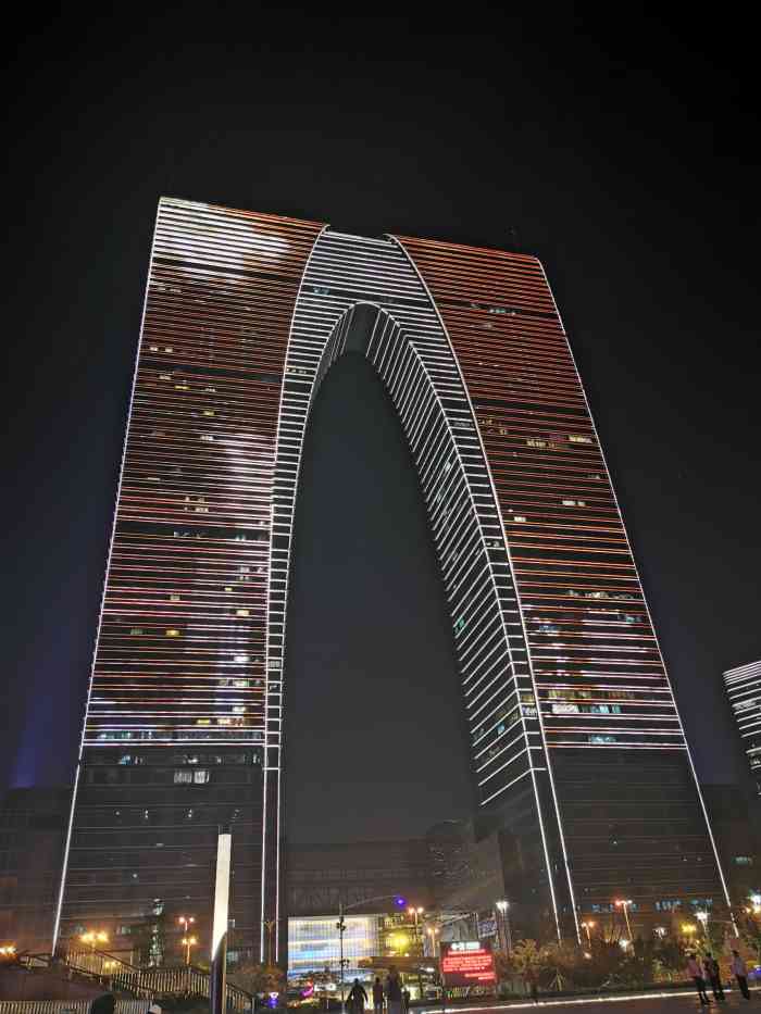 最靠近标志性建筑物"大裤衩"的地铁站点.