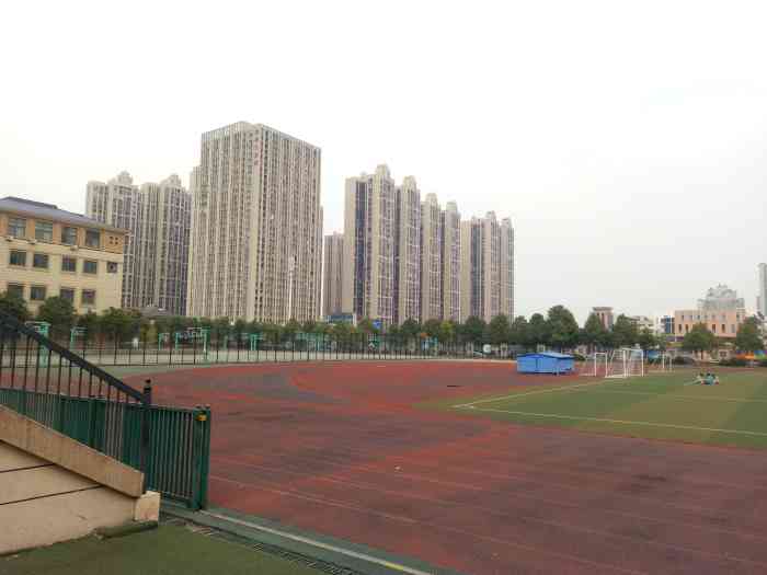 松雅湖中学-"这个学校在星沙美丽的松雅湖边上,特立路