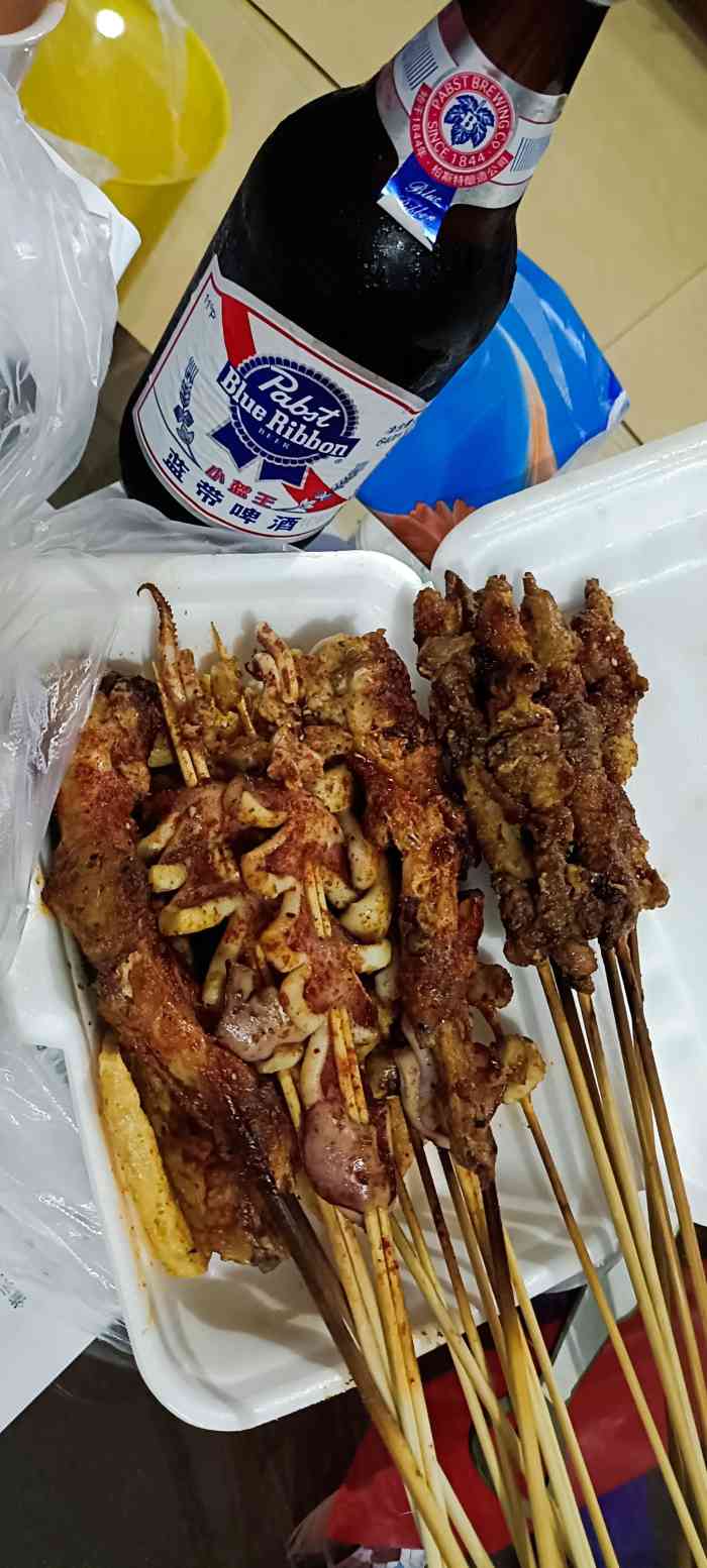 打分 50 /人 新疆人开的烧烤店,主打羊肉串,羊肉现切现串是真羊肉,5元