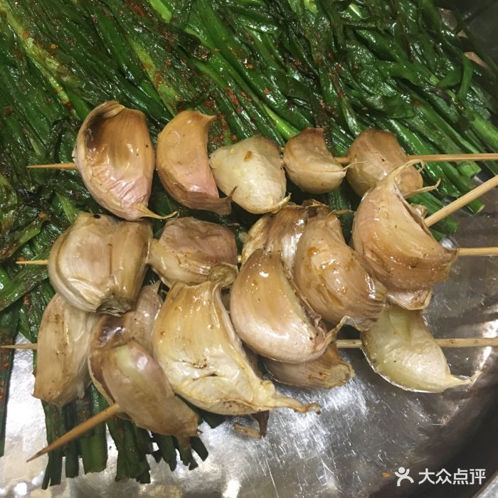 羊娃子馕坑肉烧烤吧(轮台店)烤大蒜图片