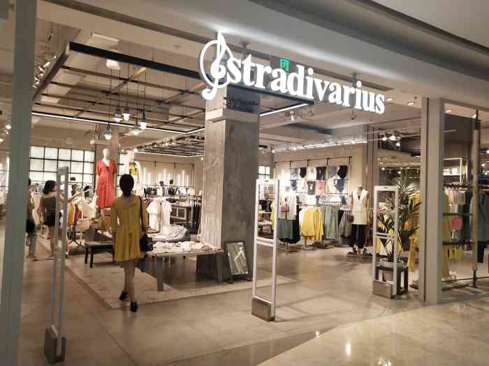 stradivarius(日月广场店"这家店位于巨蟹座的下面,在免税店附近.