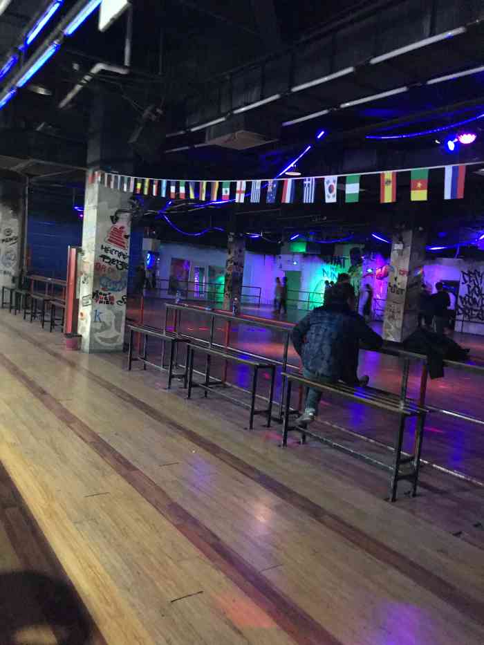 米高516溜冰场(宝龙城市广场店)-"小时候旱冰场的样子,炸街的音乐
