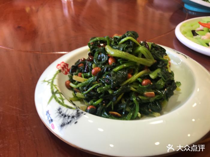 位置停车:路边可以免费停车,停车不算紧张.-豪