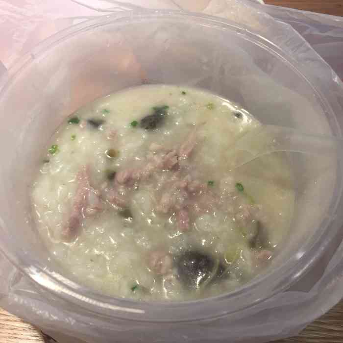 也是在中段那样 很好找的 最喜欢他家的皮蛋瘦肉粥 肉很嫩 皮蛋也不少