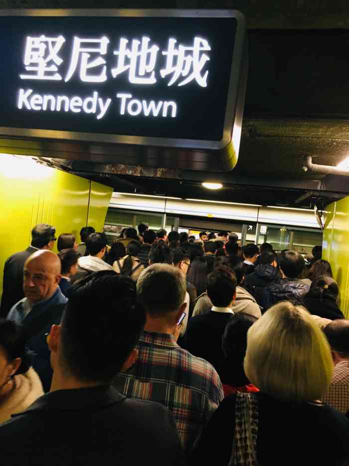 港铁坚尼地城"在坚尼地城地铁站下,跟着导航穿过街道后就.