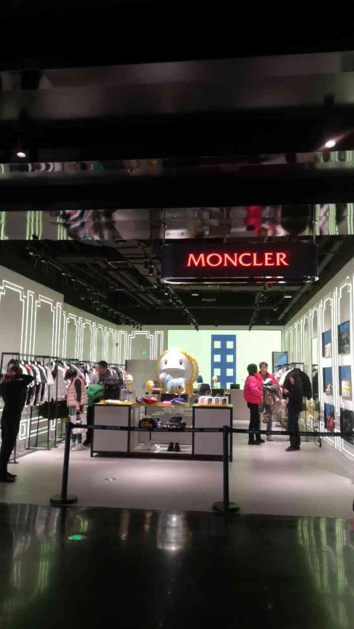 moncler(skp南馆)-"skps的moncler店面是鲜明的色彩.