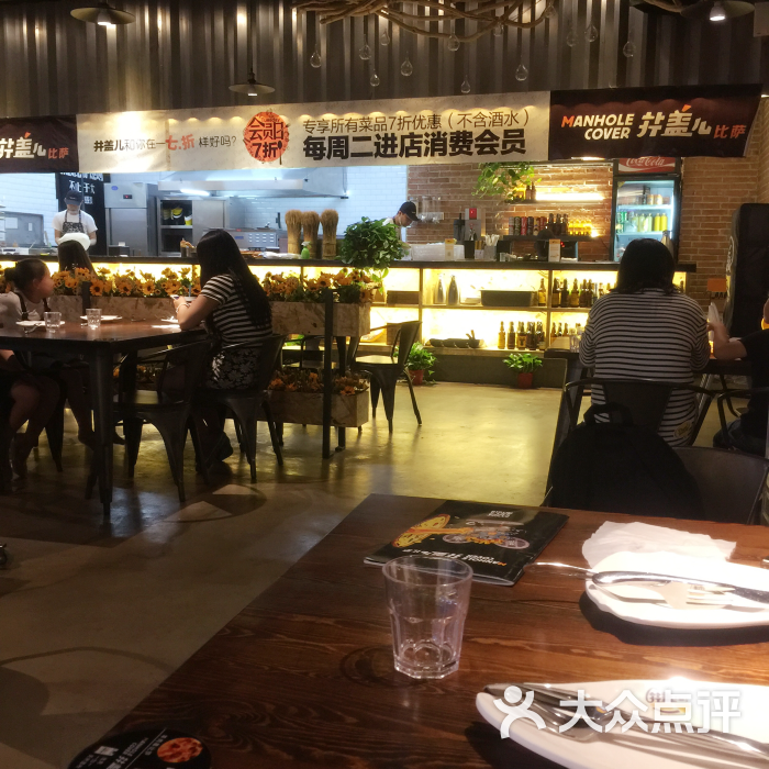 井盖披萨郑州应该有四个店了,丹尼斯七天地二楼这个,整体周边环境就
