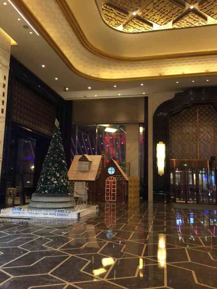 武汉万达瑞华酒店-"七星级酒店,有奢侈ktv,灯饰很漂亮