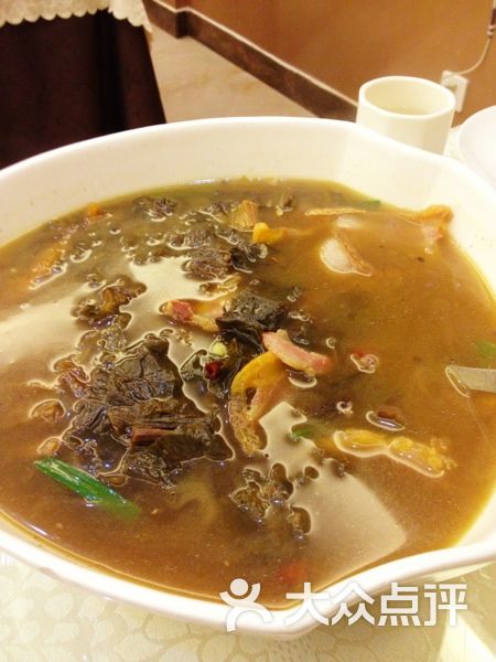 品宣园:环境一般,椅子什么的旧了有污渍.昆明美