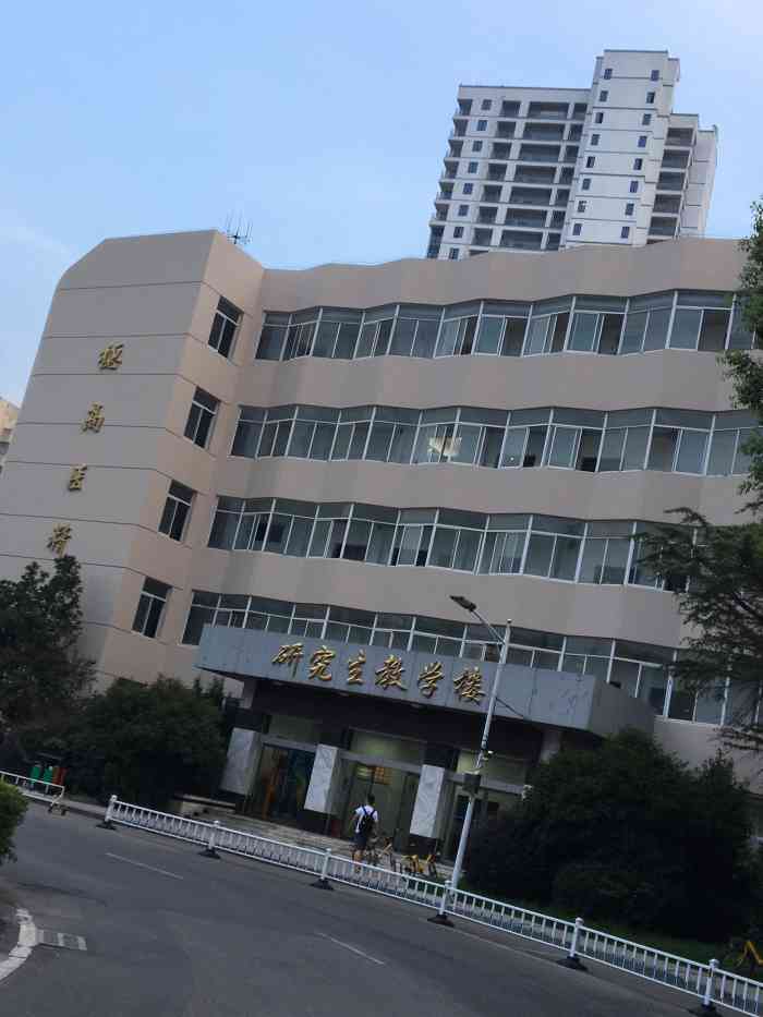 南昌大学江西医学院办公楼-"从八一大道的大门进来,就