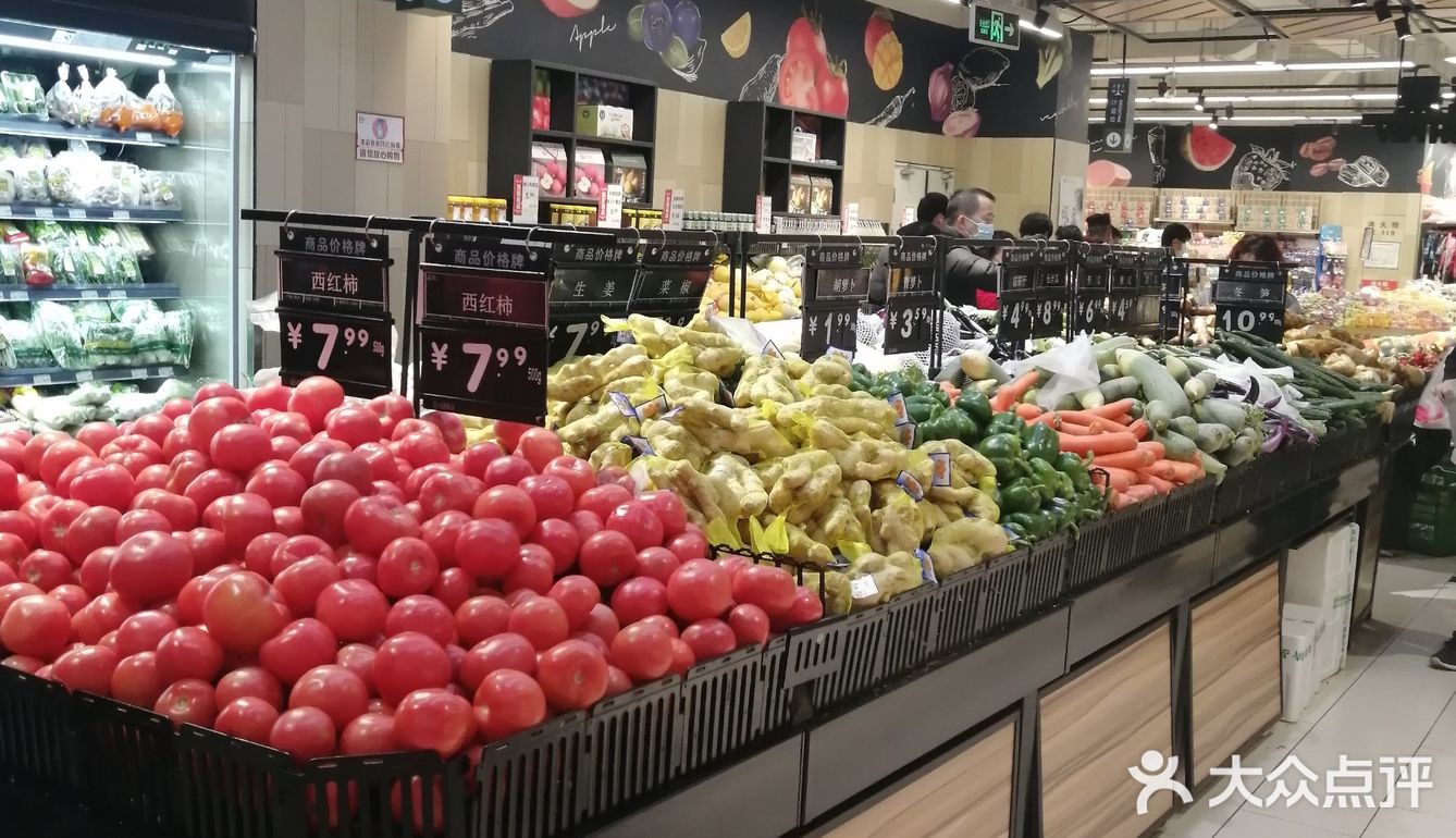 宝山龙湖天街地下一层开的永辉超市里面商品琳琅满目