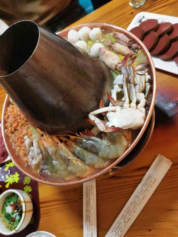 甄记撸串小酒馆-"传统的东北式酸菜海鲜铜火锅.一进店