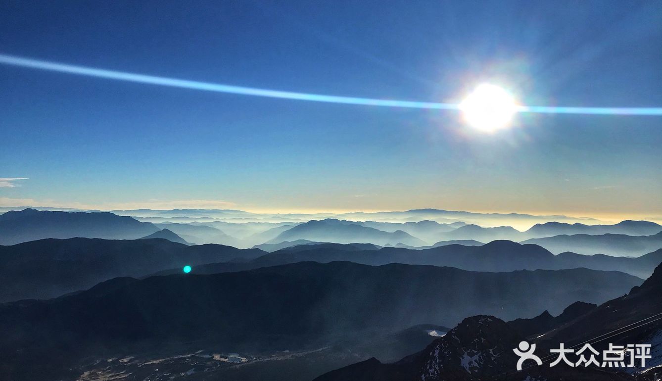 建议早点上山,太阳出来的时候拍照风景照比较好看