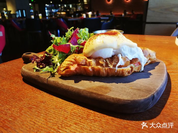 win house音家美式餐饮(北京西单店)阳光可颂烟熏三文鱼班尼迪图片