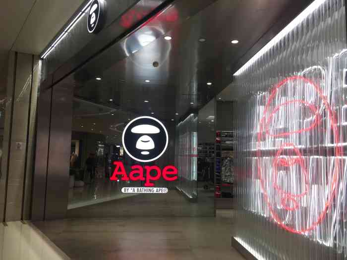 aape(龙湖滨江天街店)-"这家服装店地理位置比较优越.