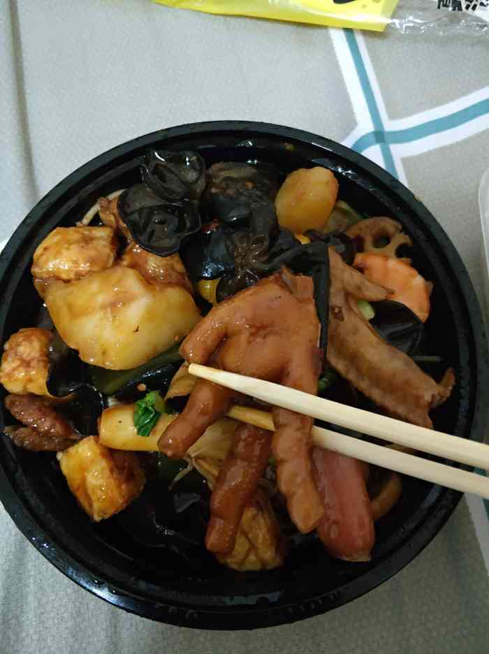 馋嘴肉蟹煲(兴工店"点的外卖吃,三个人,还怕不够吃,加了好多.