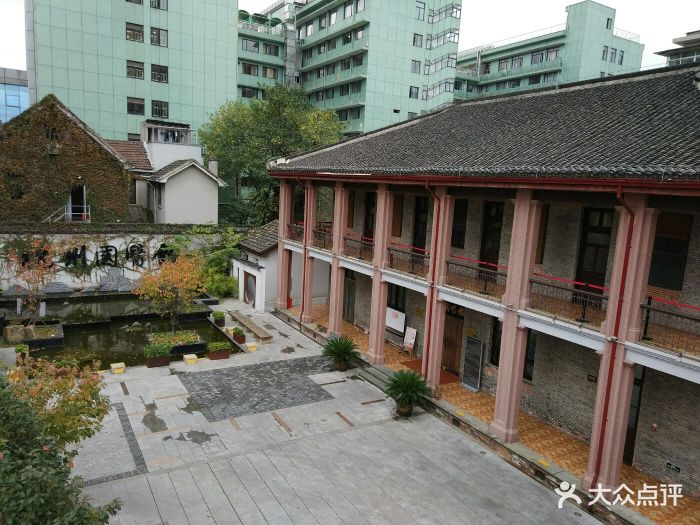 老牌酒店啦,基本上就是杭州最繁华的地方了.