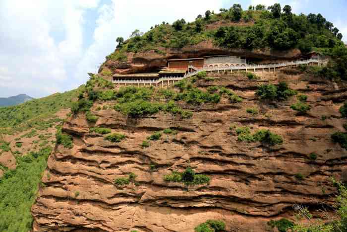 八峰崖石窟-"八峰崖陇南市西和县境内,旋挂在陡峭山崖.