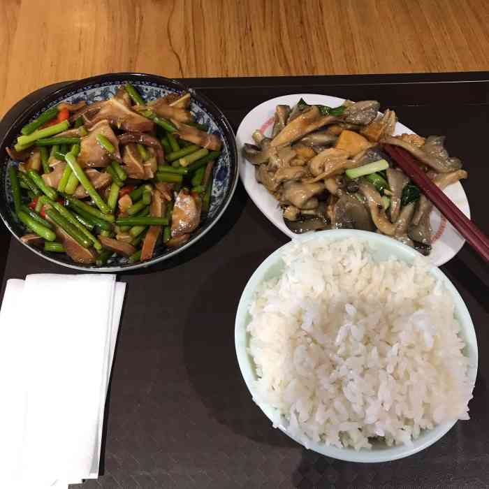 打分 中午吃饭,快餐类的吧,品种多,位置空间大,图中21块钱吧,一般般吧