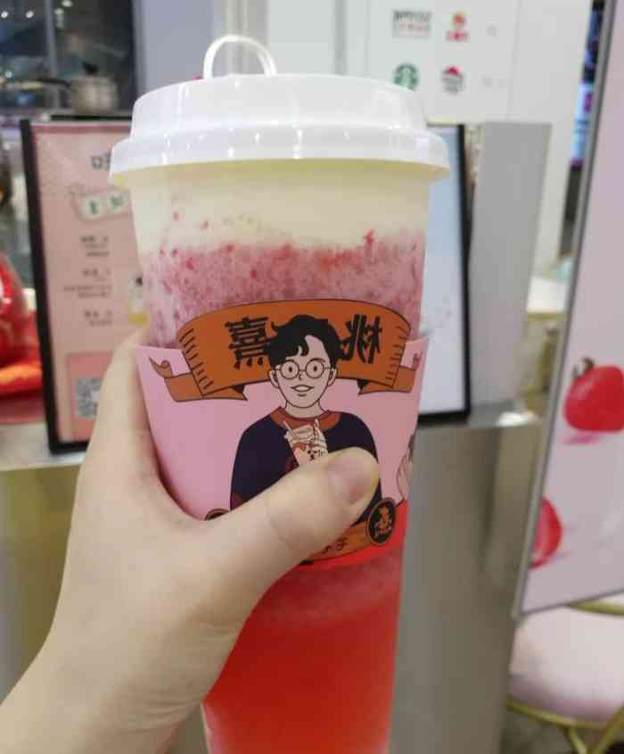 真的很划算,对奶茶这些不感冒的我也觉得可以,里面有茶和桃子,桃子是