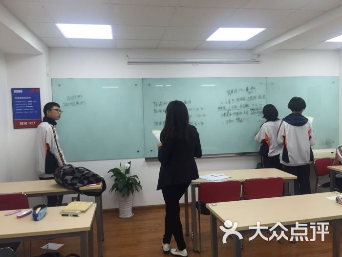 精锐教育(丽江福慧学习中心)-班主任老师在帮孩