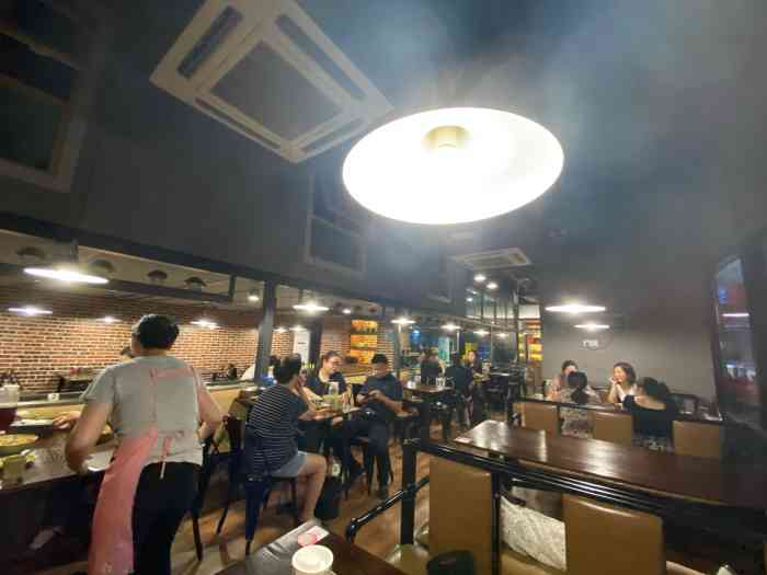 曾老四烧烤(合肥总店"撸串老品牌了.但只吃过一次,据朋友说反正.
