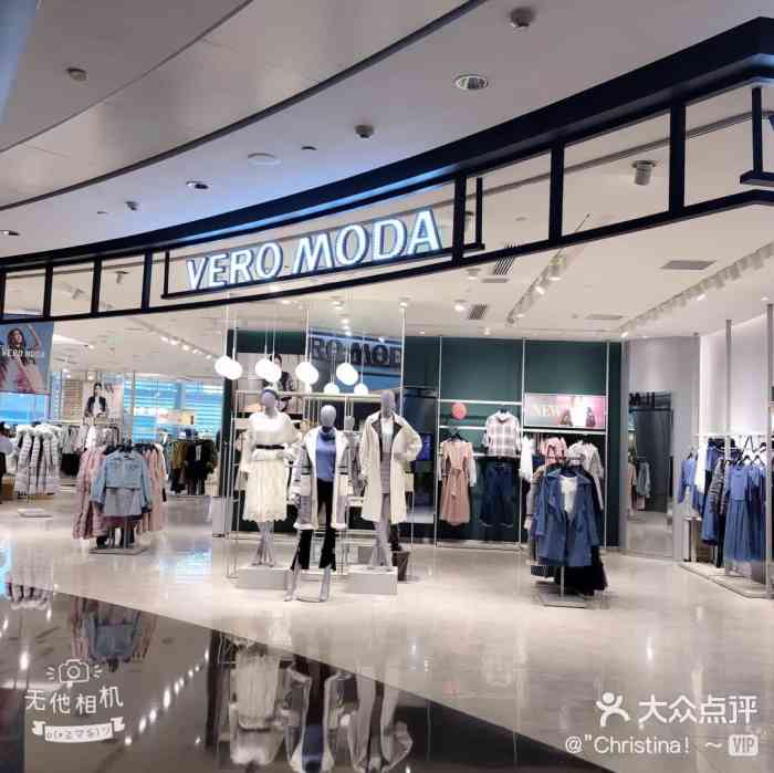 vero moda她是一个世界有名的欧洲品牌连锁女装,店铺面积有点大咧,我