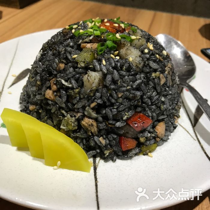 墨鱼汁海鲜炒饭