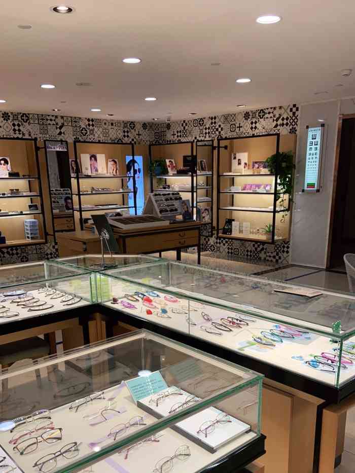 明仁眼镜(新村店)-"在这配了好几副眼镜了,不讲价就是好,要不.