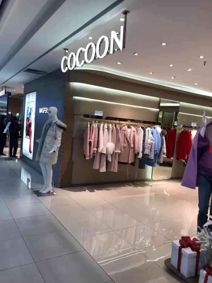 cocoon(无锡百盛店)-"三阳百盛二楼电梯口的一个服装.