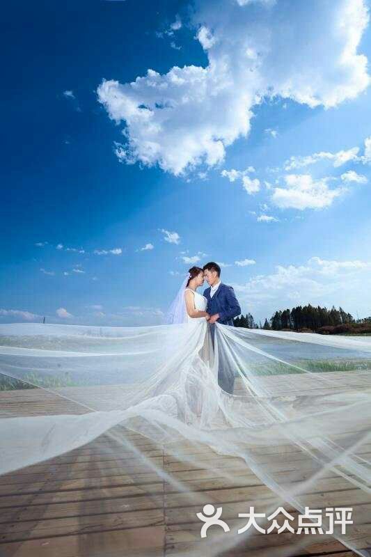 现代经典婚纱摄影