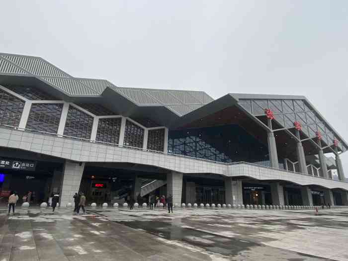 张家界西站-"一年没有出去旅游了,趁着最后的时间来个短.
