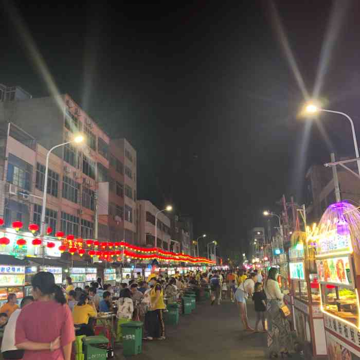 那恁路夜市"儋州市那大镇.美食街.美食街夜市!长长两.