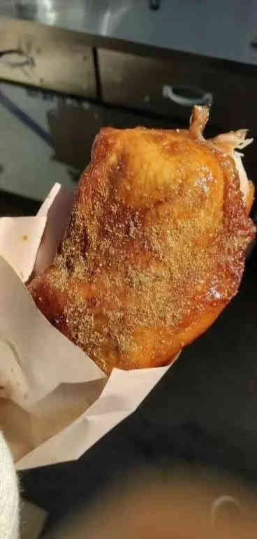 白小姐焖烤鸡腿饼-"在河大很有名得鸡腿饼,这边的这家朋友也是.