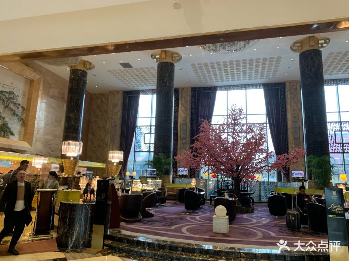 前台接待人员严重不足,工作流程长。开发票.